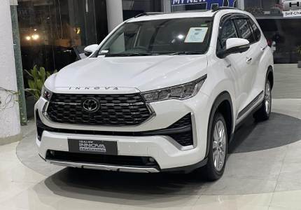 Toyota Innova Hycross