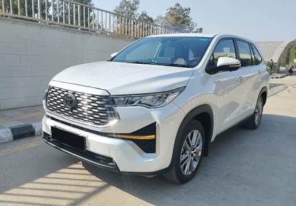 Toyota Innova Hycross